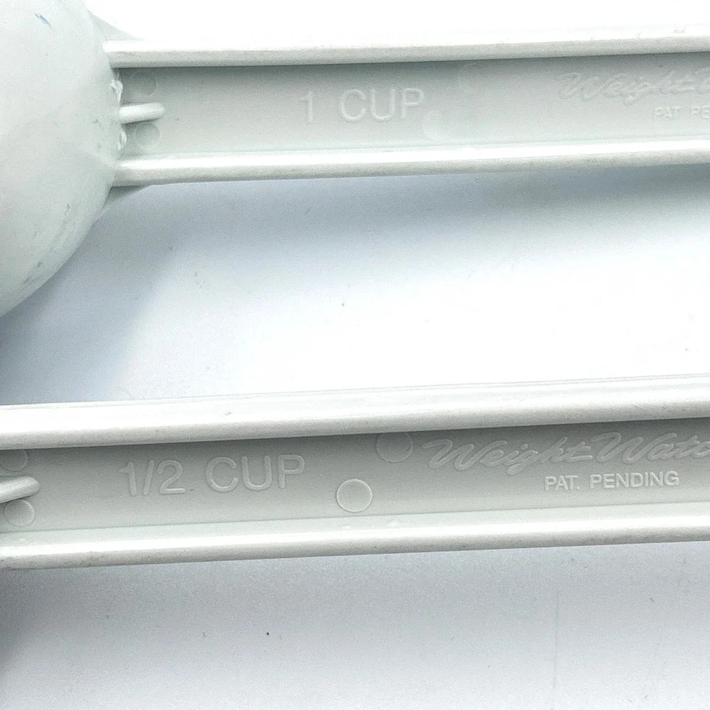 Weight Watchers Vintage Measuring Scoop Set White Plastic 1/2 Cup 1 Cup Tools